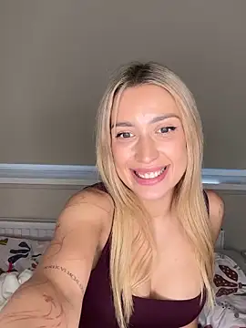 BlondeChiara élő XXX-chatje