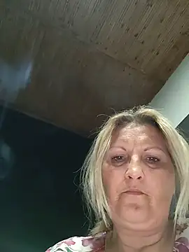 Divineblond élő XXX-chatje