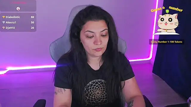 LuciaLoca élő XXX-chatje