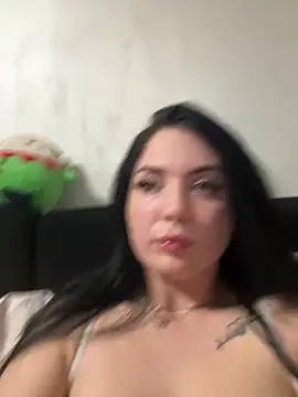 IssabellaNoirs Show in webcam