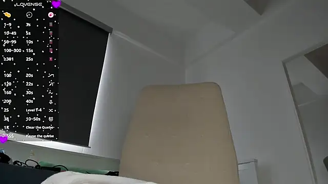 laura-hills18's Webcam Show