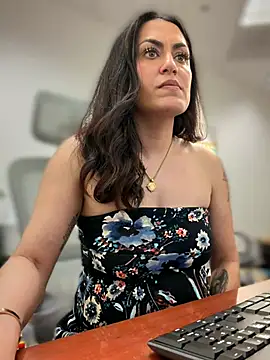 YourQueen18's Live Chat Room