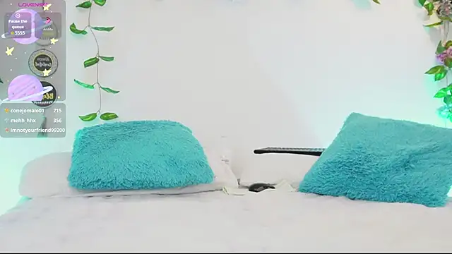 saraBow's Live XXX Chat