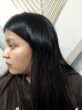 Pavitra_Sharma: διαδικτυακό σόου στην κά μερα