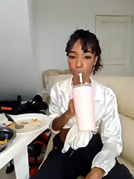 TinnaNoirのライブXXXチャット