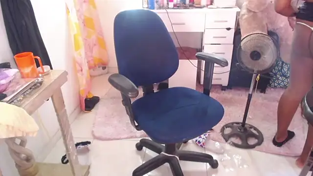 Chat XXX en directo de LicyEvans1