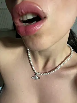 JolieBee Chat XXX in diretta