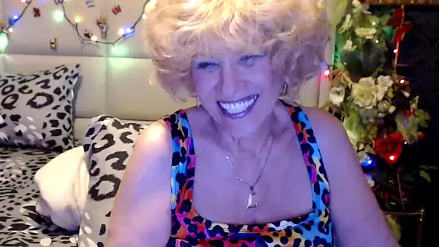 HappyWomanOn's Webcam Show