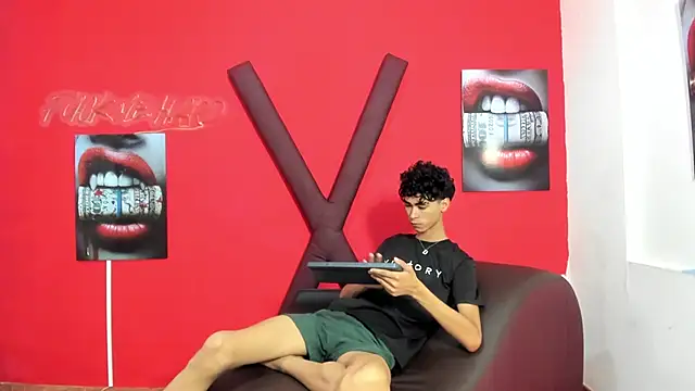 AVENGER_BOYS2026 Show in webcam