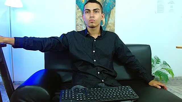 lucass_18: онлайн-секс-чат