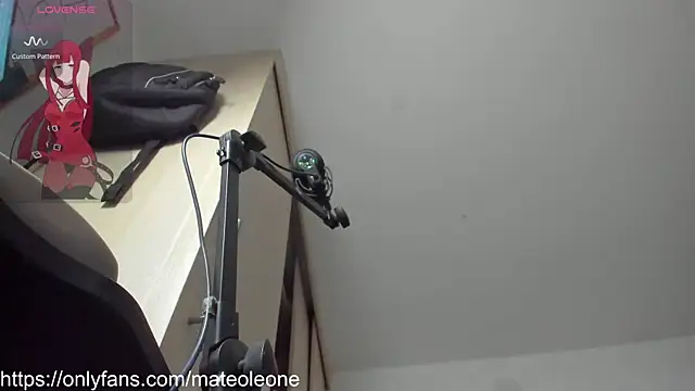 mateoleonee: διαδικτυακό σόου στην κάμερα