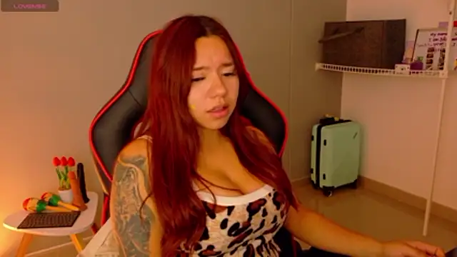 samantha_tattu's Live Chat Room