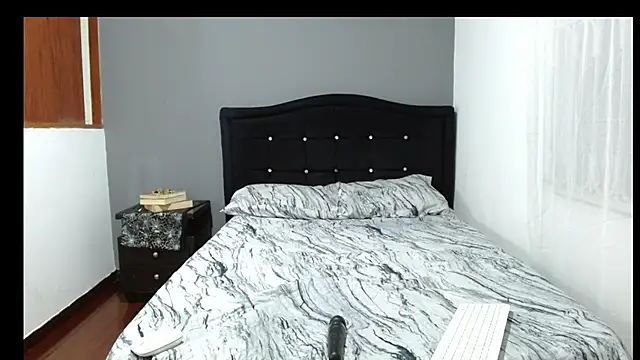 Emilia_1995のライブXXXチャット