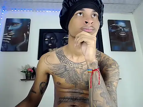 Tatoo_Noah: διαδικτυακό σόου στην κάμερα