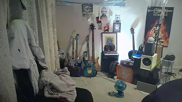 9VOLTT: διαδικτυακό σόου στην κάμερα