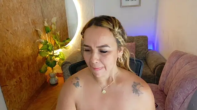 Chat +18 de Aunty_milf ao vivo