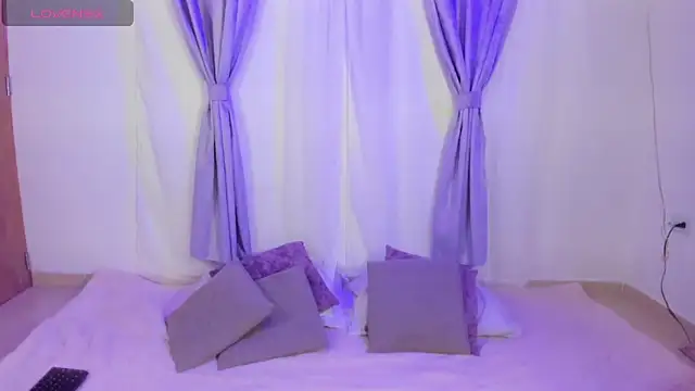 MiaYMolly: вебкам-шоу