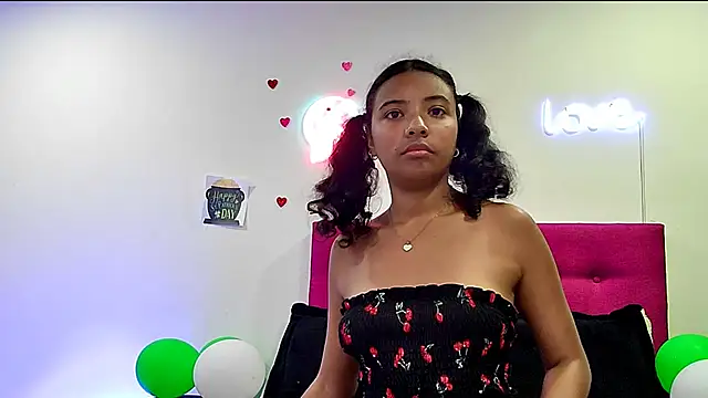 Ellie_Cute7 élő XXX-chatje