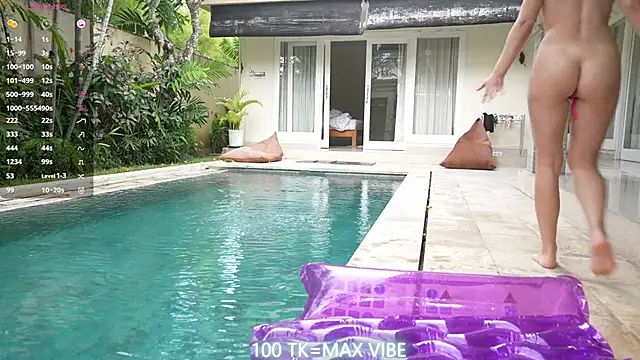 Pertunjukan Kamera Web Monika__youthful