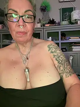 dieseldame1313's Live Chat Room