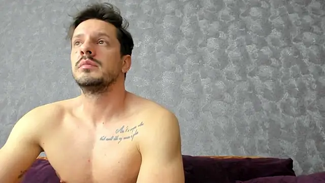 mrfitu: διαδικτυακό σόου στην κάμερα