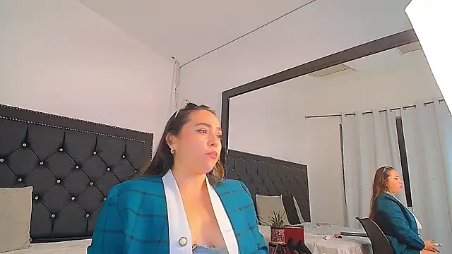 SabrinaVantress' Live XXX Chat