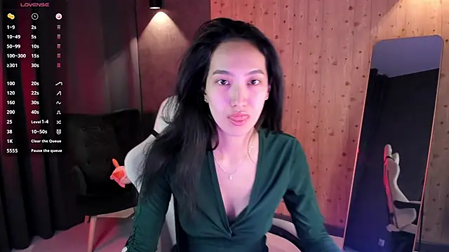 FlirtyAura élő XXX-chatje