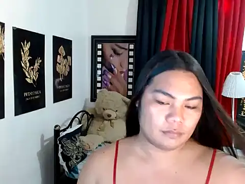 Show modela TSbrianaHugeCock na web-kameri