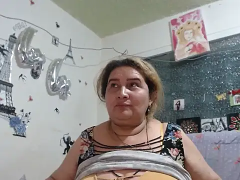 Perla1981-- Live XXX-Chat