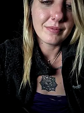 SheIsSomething élő XXX-chatje