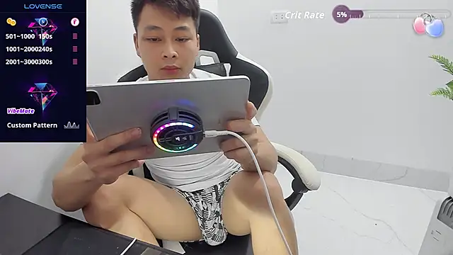 Naughty___asian élő XXX-chatje