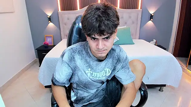 XXX chat uživo modela Tommy18__