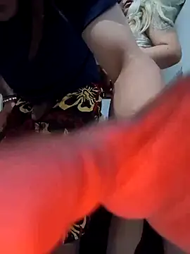 maijack25: διαδικτυακό σόου στην κάμερα