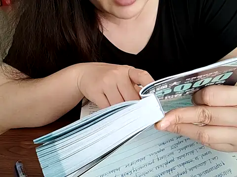 AngelwithEcup: онлайн-секс-чат