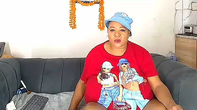 Chatroom XXX en direct de BUSTYQUEEN56_