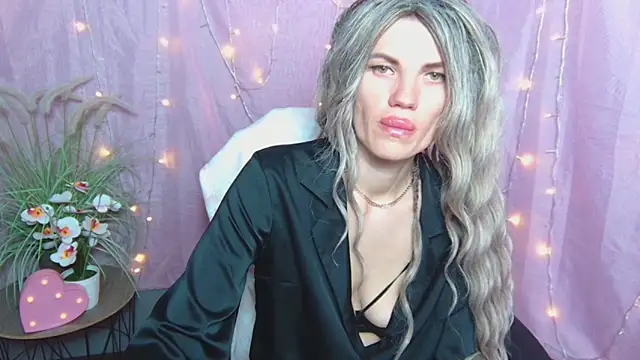 MilaLoona élő XXX-chatje