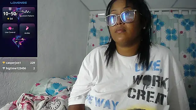 miajoseph_: διαδικτυακό σόου στην κάμερα