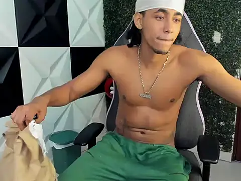 taylor_bigdick18 – webcam-show