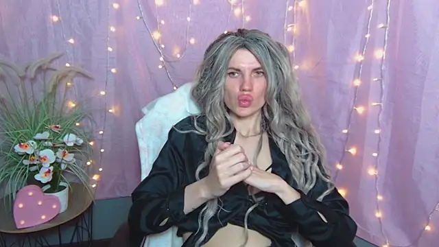 Chatroom XXX en direct de MilaLoona