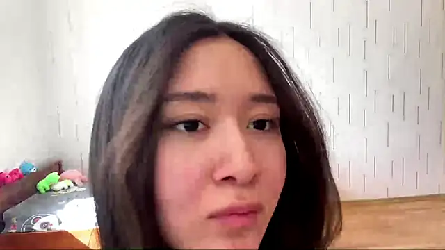 YourMiIa Adlı Modelin Canlı XXX Sohbeti