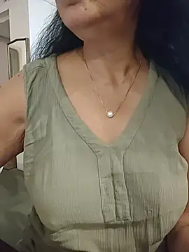 NakedMILFx Chat XXX in diretta