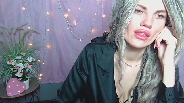 MilaLoonaのライブXXXチャット