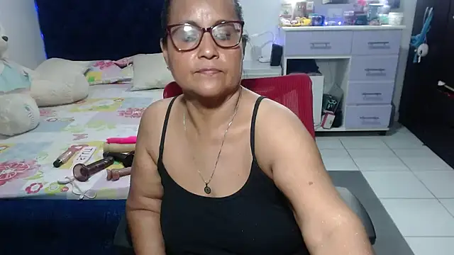 pervert_mommy_ 网络视讯表演