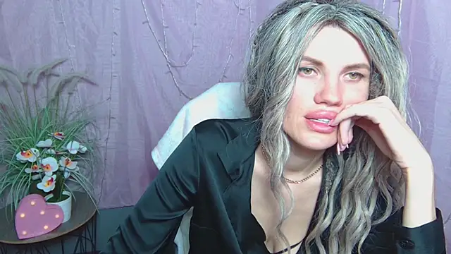 MilaLoona live XXX chat