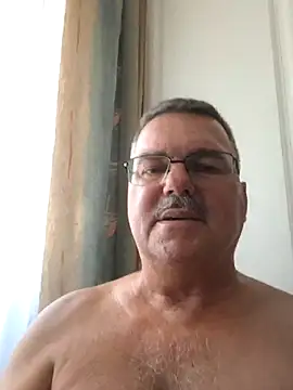 Tbone17: διαδικτυακό σόου στην κάμερα