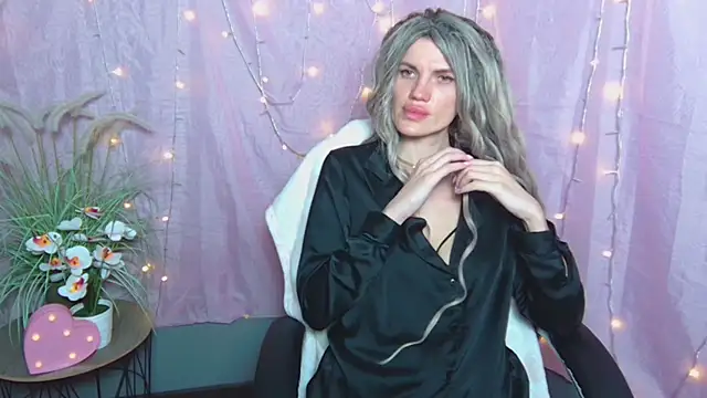 MilaLoona live XXX chat