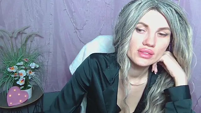 MilaLoona live XXX chat