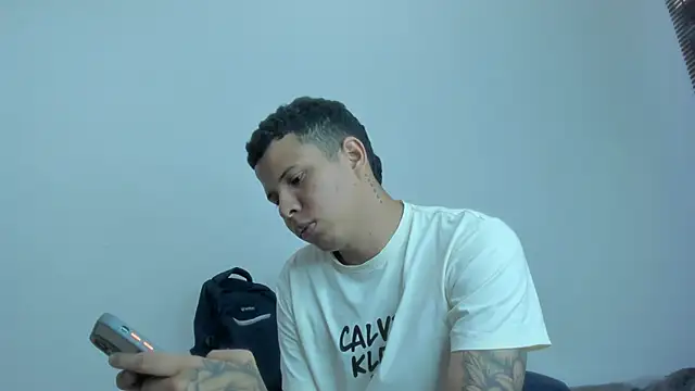 LatinsGuys2026's Live XXX Chat