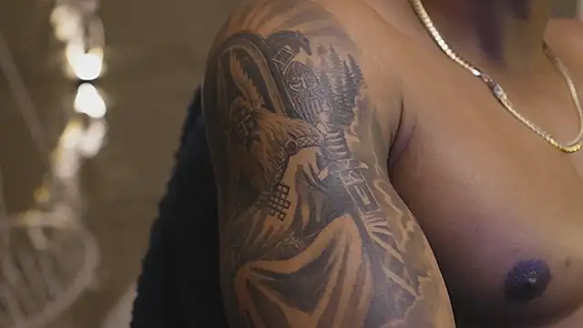 Pokazy przed kamerką – Logan_Varela