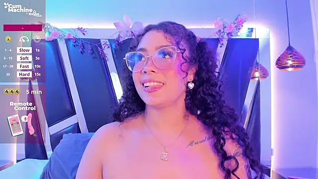 antonelllepiercee élő XXX-chatje